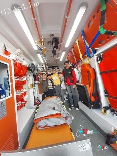 çocuklar ambulansı gezdirildi