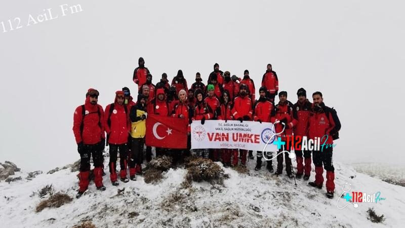 Van'da doktorlar ve UMKE gönüllüleri 2 bin 300 rakımlı Gören Dağı'na tırmandı