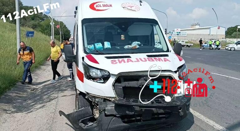 Çerkezköy’de vakaya gittiği belirtilen ambulans ile hafif ticari araç kavşakta çarpıştı. Kazada yaralanan 3 sağlık personeli ambulanslarla hastaneye kaldırıldı.