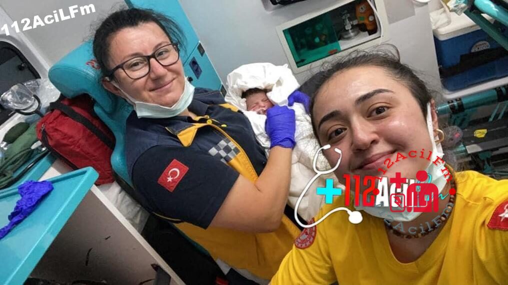 Çanakkale Ayvacık'ta ambulansa alınan gebenin doğumu ambulansta gerçekleşti. Ambulansta doğumu gerçekleşen bebek, sevinç yarattı.