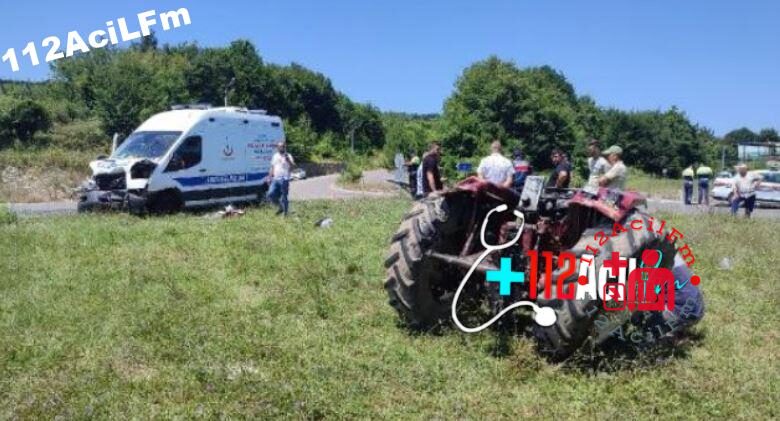Sakarya'da Hasta Nakil Ambulansı Traktöre Arkadan Çarptı !