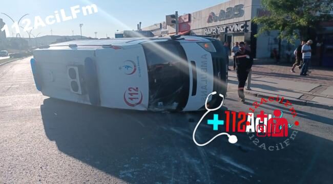 İzmir ‘in Aliağa ilçesinde ambulans ile kamyonetin çarpıştığı kazada, 3 sağlık çalışanı yaralandı.