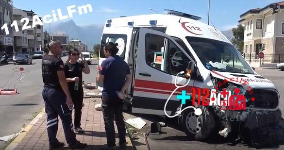 Antalya'nın Kepez ilçesinde meydana gelen trafik kazasında, ambulans ile cip çarpıştı.