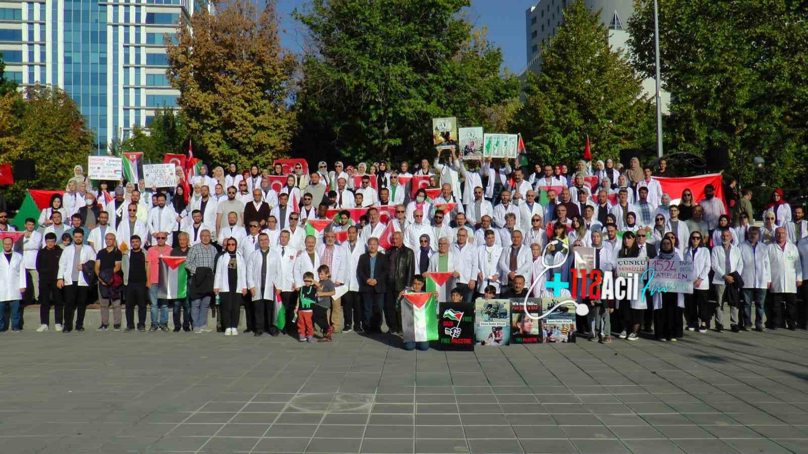 Kayseri’de sağlık personelleri, İsrail’in Gazze’de bulunan hastaneye yaptığı saldırıyla ilgili düzenlenen "Beyaz önlüklüler Gazze için ayakta" basın açıklamasında bir araya geldi.