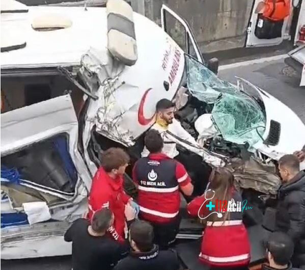 İstanbul’da Ambulans, İETT otobüsüne ve otomobile çarptı !