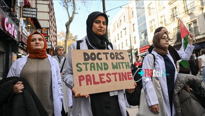 İstanbul'da Sağlık Çalışanları Gazze İçin Kanlı önlüklerle sessiz yürüyüş !