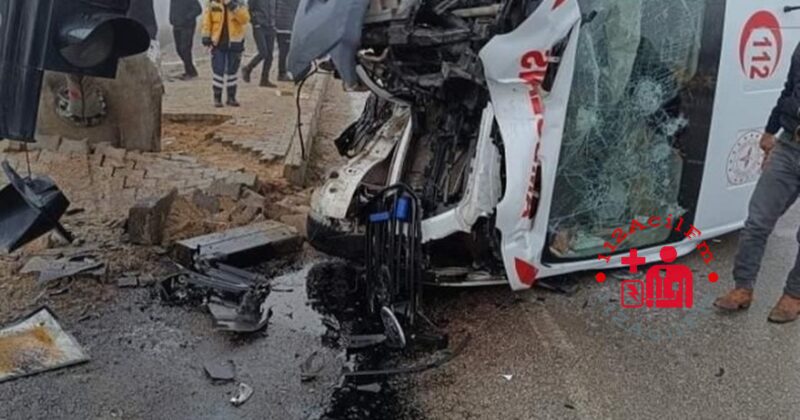 Muş'tan Elazığ'a hasta taşıyan ambulans, TOKİ Kavşağı'nda meydana gelen sis ve gizli buzlanma nedeniyle sürücüsünün direksiyon hakimiyetini kaybetmesi sonucu kaza yaptı.