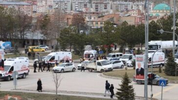 Erzurum'da Vaka Taşıyan Ambulans ve Kamyonet ile Çarpıştı !
