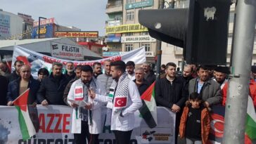 Van’da görev yapan sağlık çalışanları, Filistin’e yapılan saldırılara dikkat çekmek amacıyla başlattıkları ’sessiz yürüyüş’ bu hafta da devam etti.