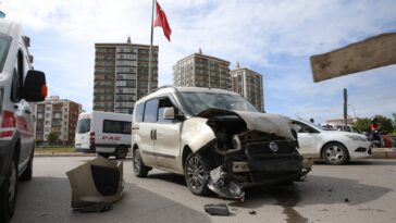 Hatay İskenderun'da Ambulans Kaza Sonrası Devrildi !