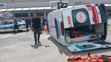 Erzincan Ergenekon Bulvarı Özel Neon Hastanesi kavşağında içerisinde hasta bulunan Ambulans, otomobille çarpıştı.